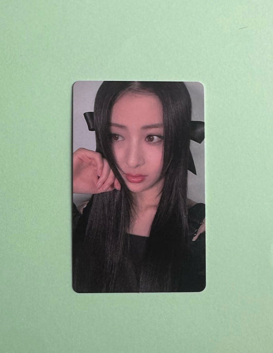 Yunjin - Unforgivable - Weverse - Fan Sign Photocard